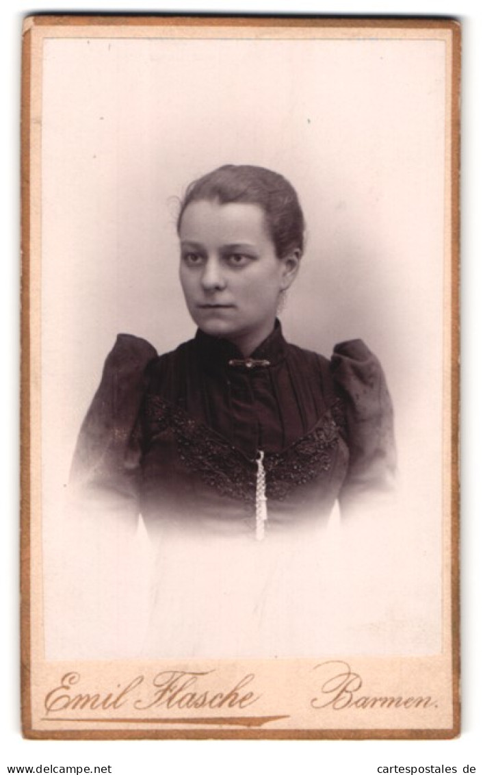 Fotografie Emil Flasche, Barmen, Heckinghauser-Str. 25, Portrait Frau In Besticktem Kleid Mit Puffärmeln  - Anonymous Persons