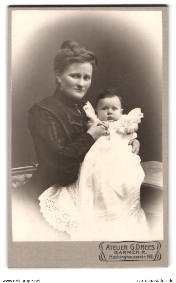 Fotografie G. Drees, Barmen, Heckinghauserstr. 168, Portrait Mutter In Feinem Kleid Mit Ihrem Kind  - Anonymous Persons