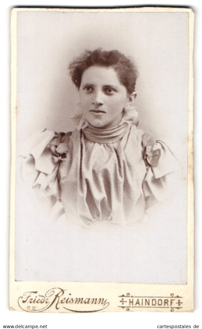 Fotografie Freidr. Reismann, Haindorf /Böhmen, Portrait Junge Dame Im Hübschen Kleid  - Anonyme Personen