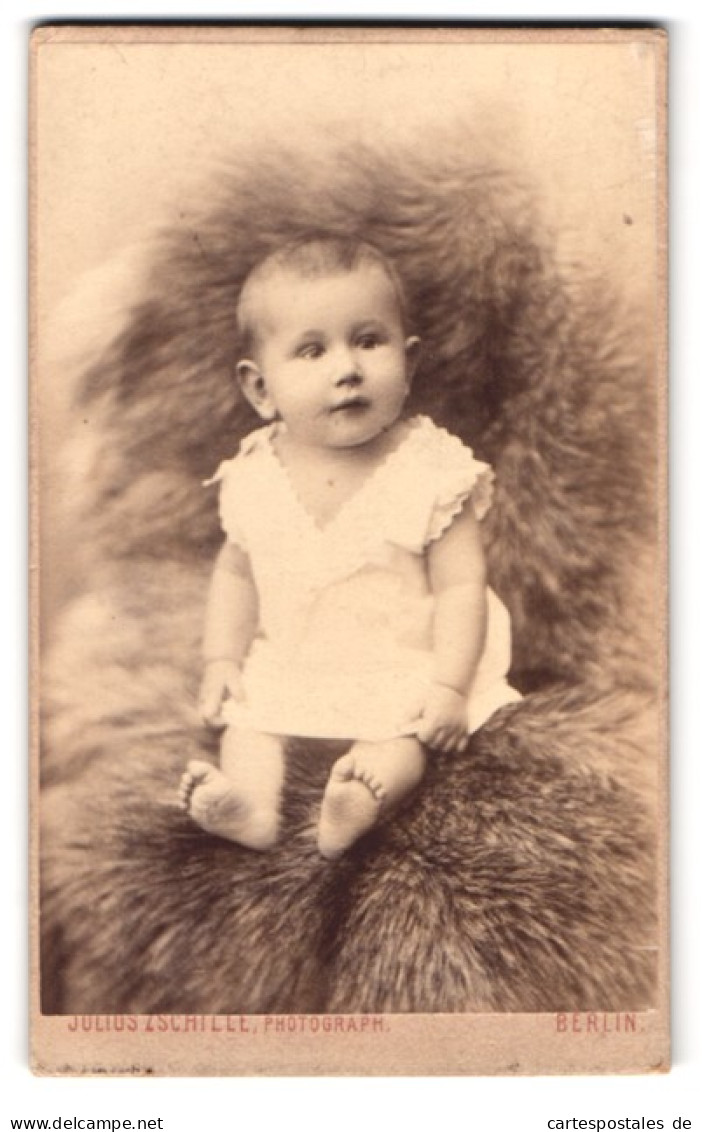 Fotografie Julius Zschille, Berlin, Neue König-Strasse 1 A, Portrait Süsses Kleinkind Im Weissen Hemd  - Anonyme Personen