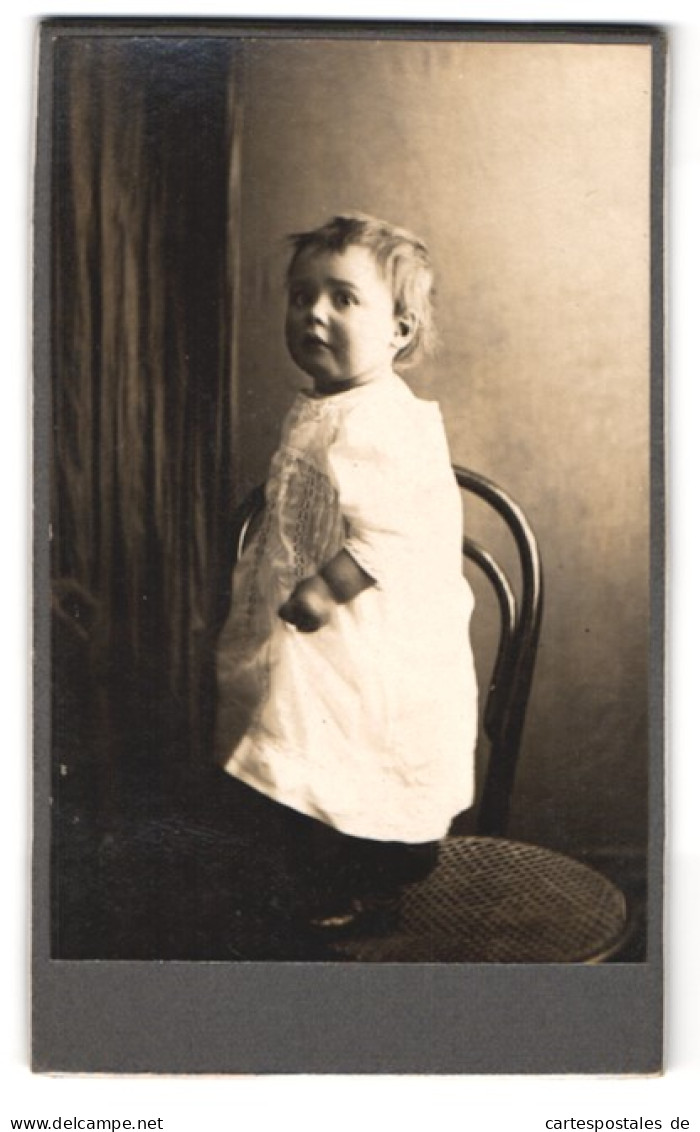 Photo Amerikanische Photografie-Salon, Strassburg I. E., Langestrasse 108, Portrait De Kleines Fille Im Weissen Kleid  - Anonieme Personen