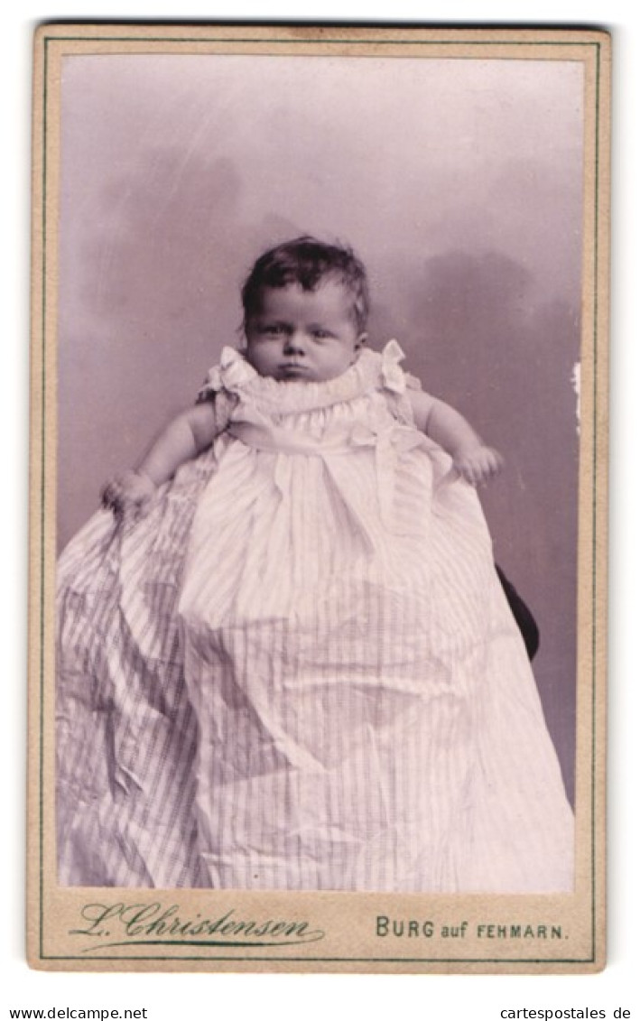 Fotografie L. Christensen, Burg Auf Fehmarn, Portrait Süsses Baby Im Langen Kleid  - Anonieme Personen