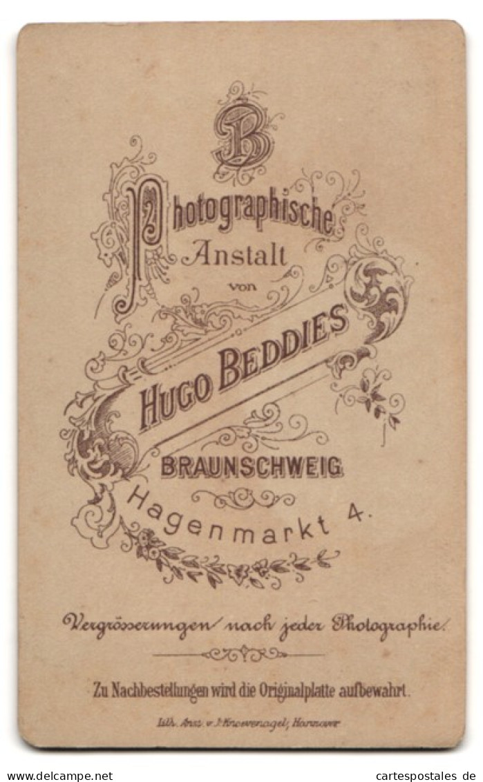 Fotografie Hugo Beddies, Braunschweig, Hagenmarkt 4, Portrait Süsses Kleinkind Im Weissen Kleid  - Anonyme Personen