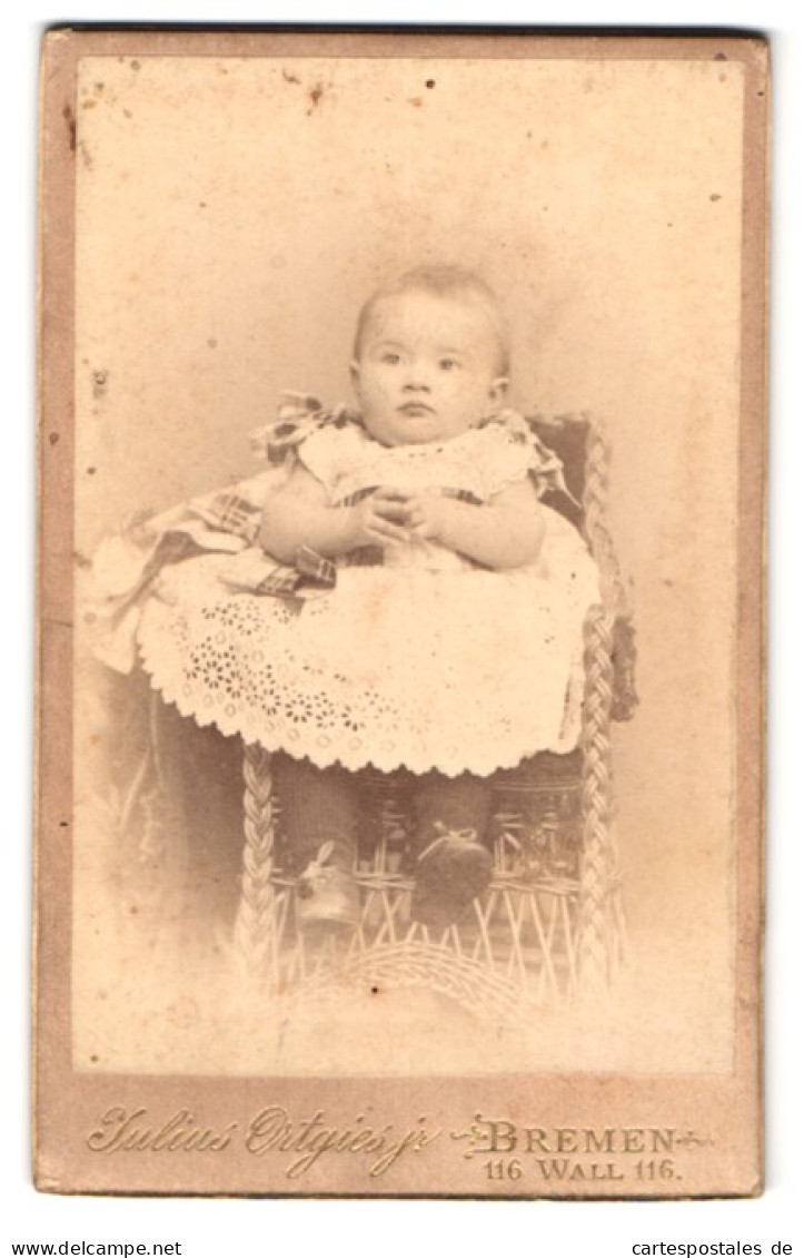 Fotografie Julius Ortgies Jr., Bremen, Wall 116, Portrait Süsses Kleinkind Im Weissen Kleid  - Anonyme Personen