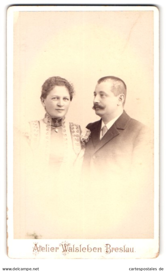 Fotografie Atelier Walsleben, Breslau, Zwingerstrasse 24, Bürgerliches Paar Im Sonntagsstaat  - Anonymous Persons