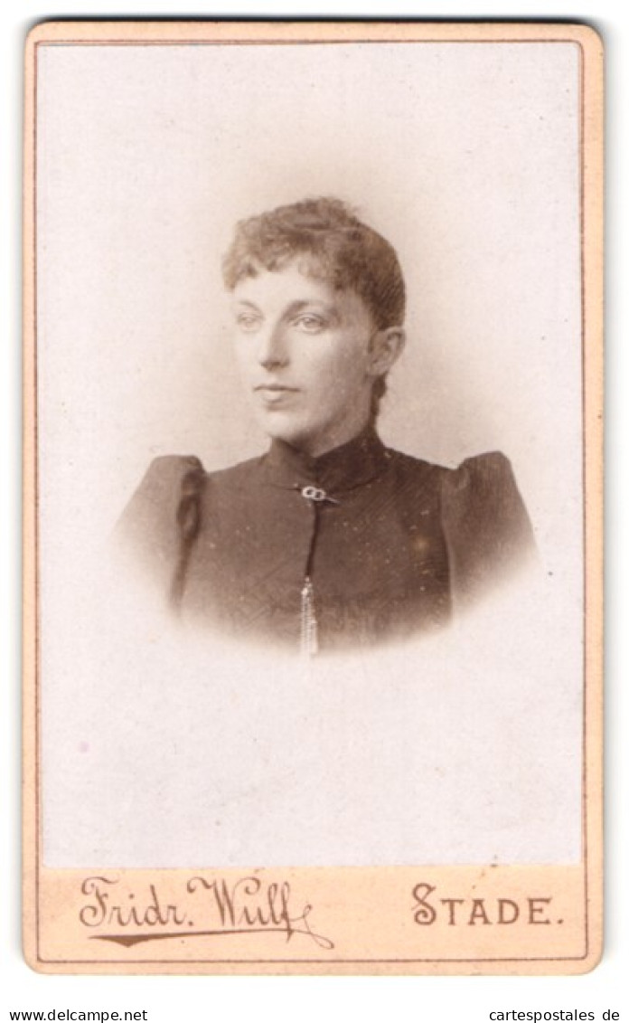 Fotografie Fridr. Wulf, Stade, Ecke Der Höker- & Kl. Schmiedestrasse, Junge Frau Im Portrait  - Anonymous Persons