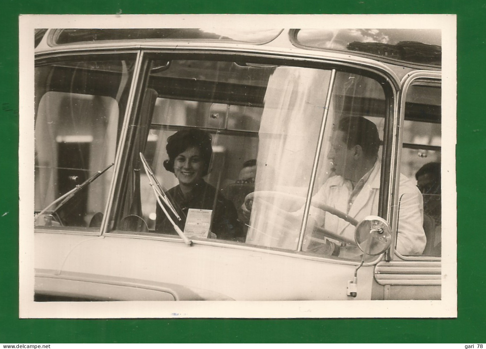 Photo : Le Devant D'un Ancien Bus - Personas Anónimos