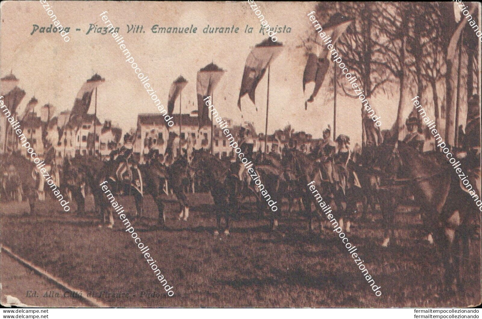 Az207 Cartolina Padova  Citta'piazza Vittorio Emanuele Durante La Rivista 1905 - Padova