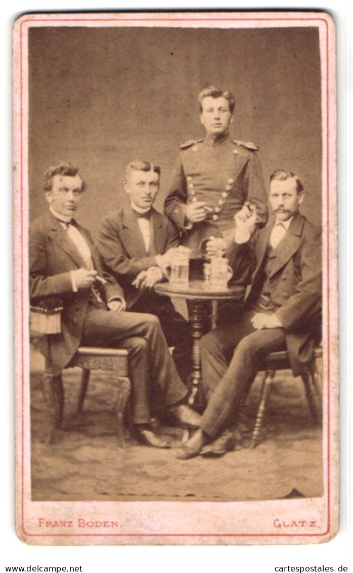 Fotografie Franz Boden, Glatz, Ulan In Uniform Mit Epauletten In Geselliger Runde Beim Biergenuss  - Krieg, Militär