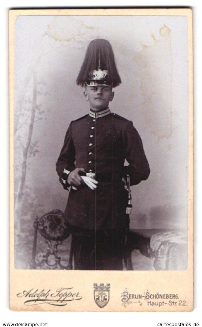Fotografie Adolph Tepper, Berlin-Schöneberg, Hauptstr. 22, Garde-Soldat In Uniform Mit Pickelhaube Preussen  - Guerre, Militaire