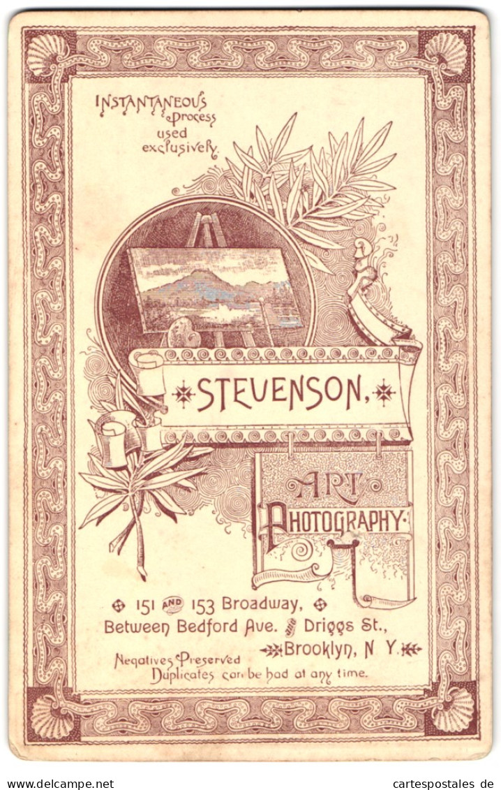 Fotografie Atelier Stevenson, New York City - Brooklyn, Broadway 151-153, Staffelei & Palmenzweige  - Anonymous Persons