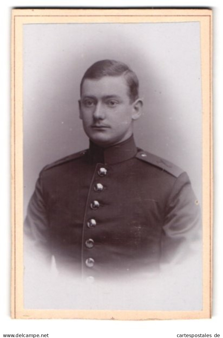 Fotografie Fr. Mülhoff, Hilden, Mittelstr. Portrait Junge Soldat, Schulterstk. Rgt. 7  - Personas Anónimos