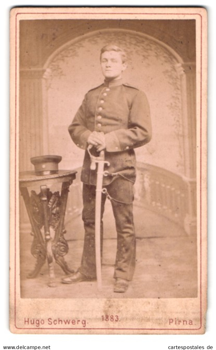 Fotografie Hugo Schwerg, Pirna, Ggb. Der Kath. Kirche, Portrait Soldat, Degen Mit Portepee  - Anonymous Persons