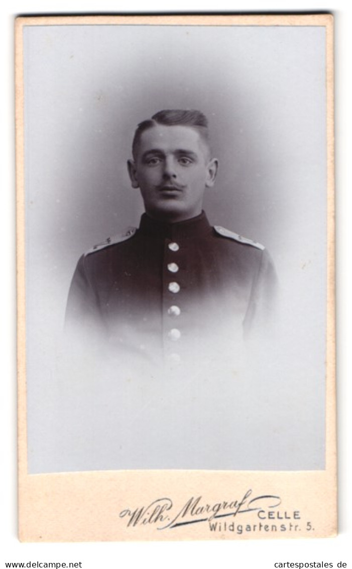 Fotografie Wilh. Margraf, Celle, Wildgartenstr. 5, Portrait Junger Soldat, Schulterstück Rgt. 77  - Anonymous Persons