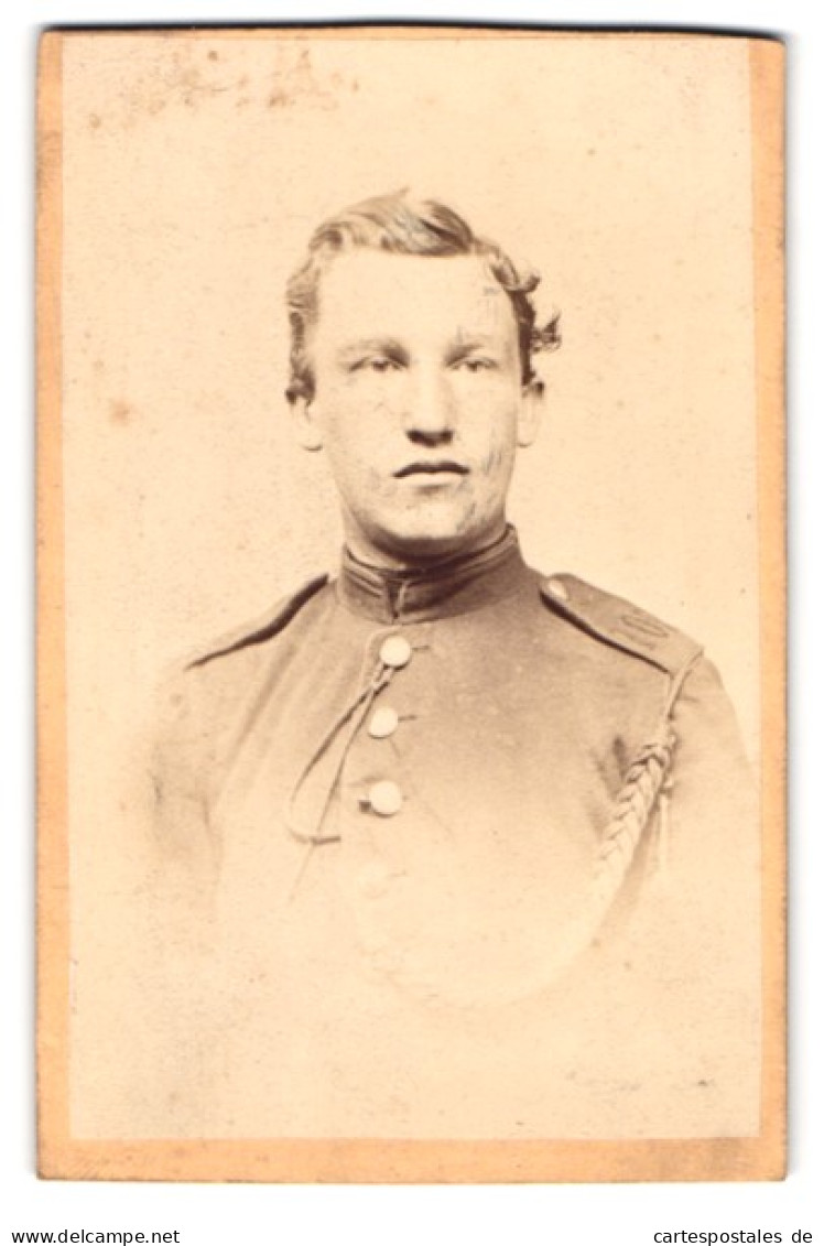 Fotografie Hermann Ehrlich, Plauen, Portrait Soldat Der Infanterie, Fangschnur Und Kordel An Der Uniform  - Anonymous Persons