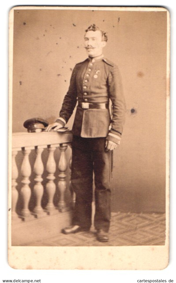 Fotografie C. Goebel, Glauchau, Theaterlokal, Portrait Soldat Mit Orden An Der Uniform  - Anonieme Personen