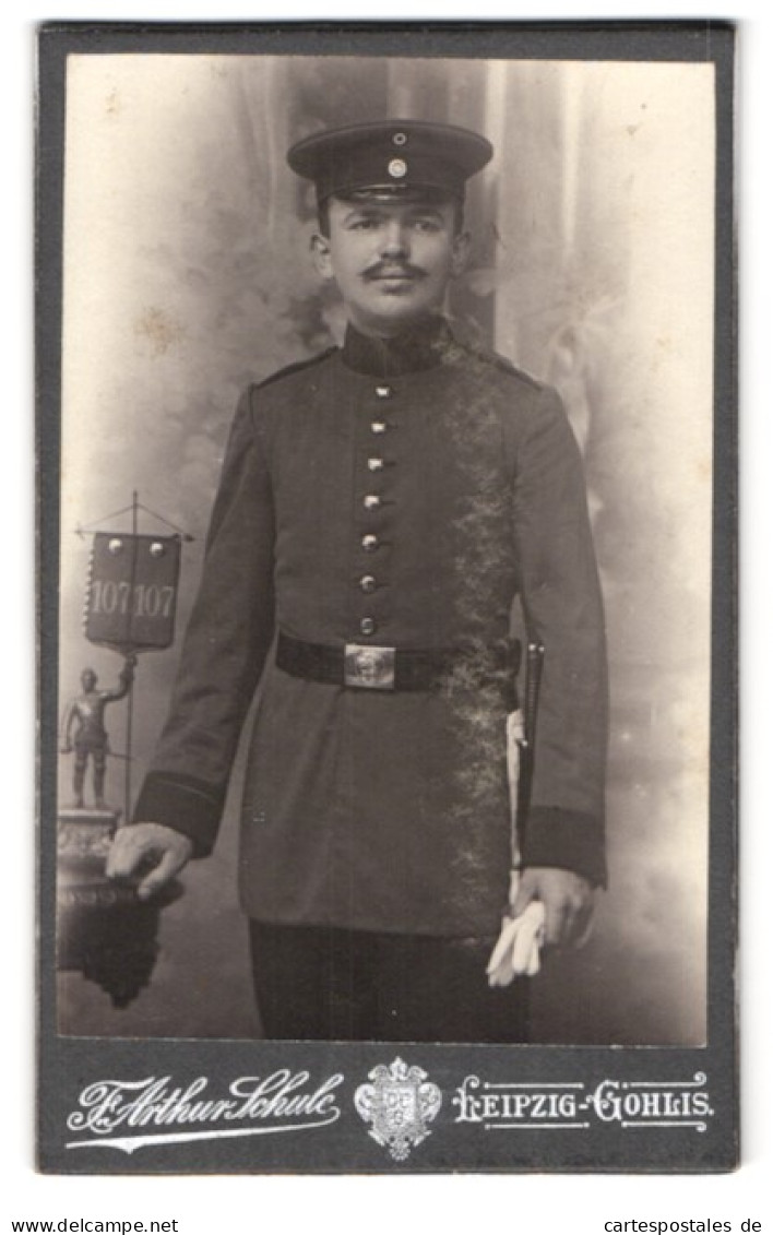 Fotografie F. Arthur Schule, Leipzig-Gohlis, Planitzstr. 15, Portrait Soldat In Ausgehuniform, Kleines Banner Rgt. 107  - Anonieme Personen