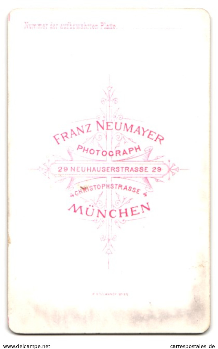 Fotografie Franz Neumayer, München, Christophstrasse 4, Mädchen Im Kleid An Stuhl Lehnend  - Anonyme Personen