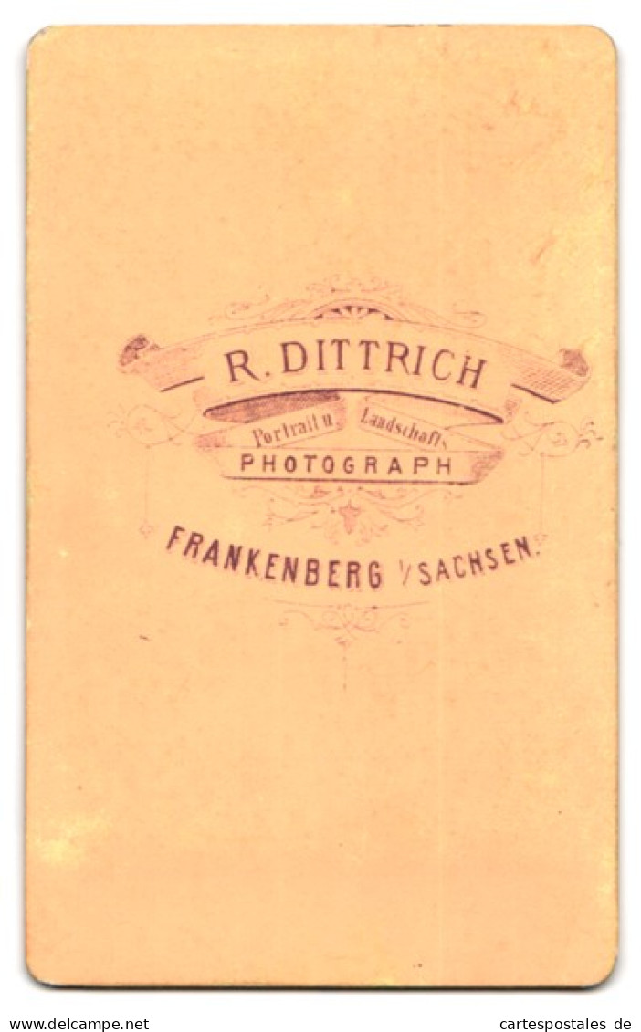 Fotografie R. Dittrich, Frankenberg / Sachsen, Bursche Im Anzug Mit Zwicker An Tisch Lehnend  - Anonymous Persons