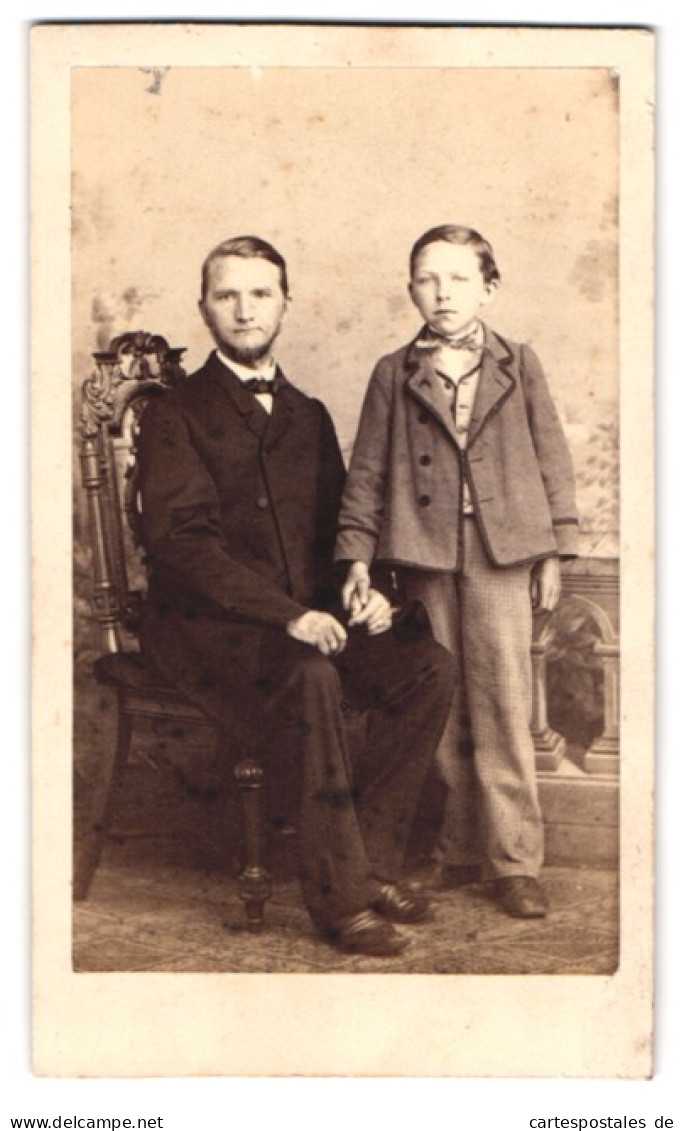 Fotografie Meltzer, Berlin, Jerusalemerstr., Portrait Junger Vater Im Anzug Mit Kinnbart Posiert Mit Seinem Sohn  - Anonymous Persons