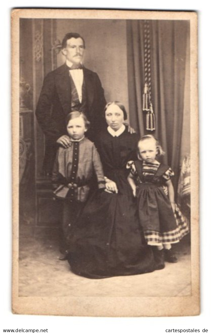 Fotografie L. Feuerrohr, Rinteln, Portrait Familie Mit Zwei Kindern In Biedermeierkleidung Posiert Im Atelier  - Anonymous Persons