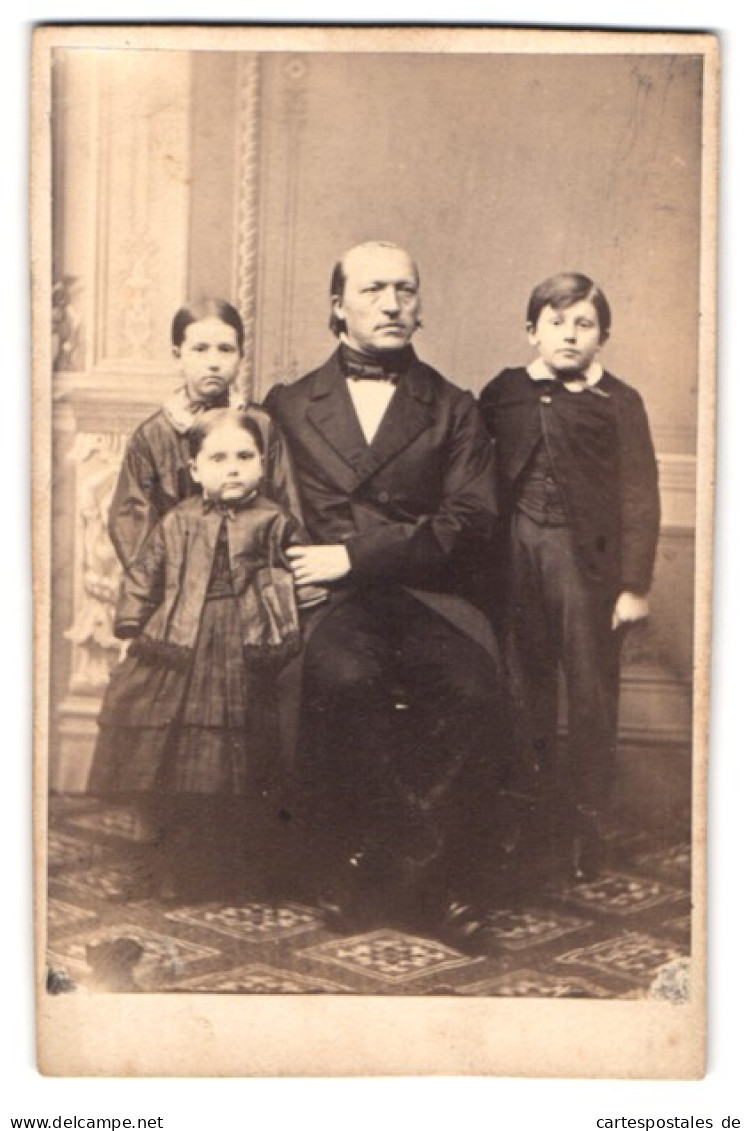 Fotografie L. Feuerrohr, Rinteln, Portrait Vater Mit Drei Kindern In Biedermeierkleidern Und Anzug  - Personnes Anonymes
