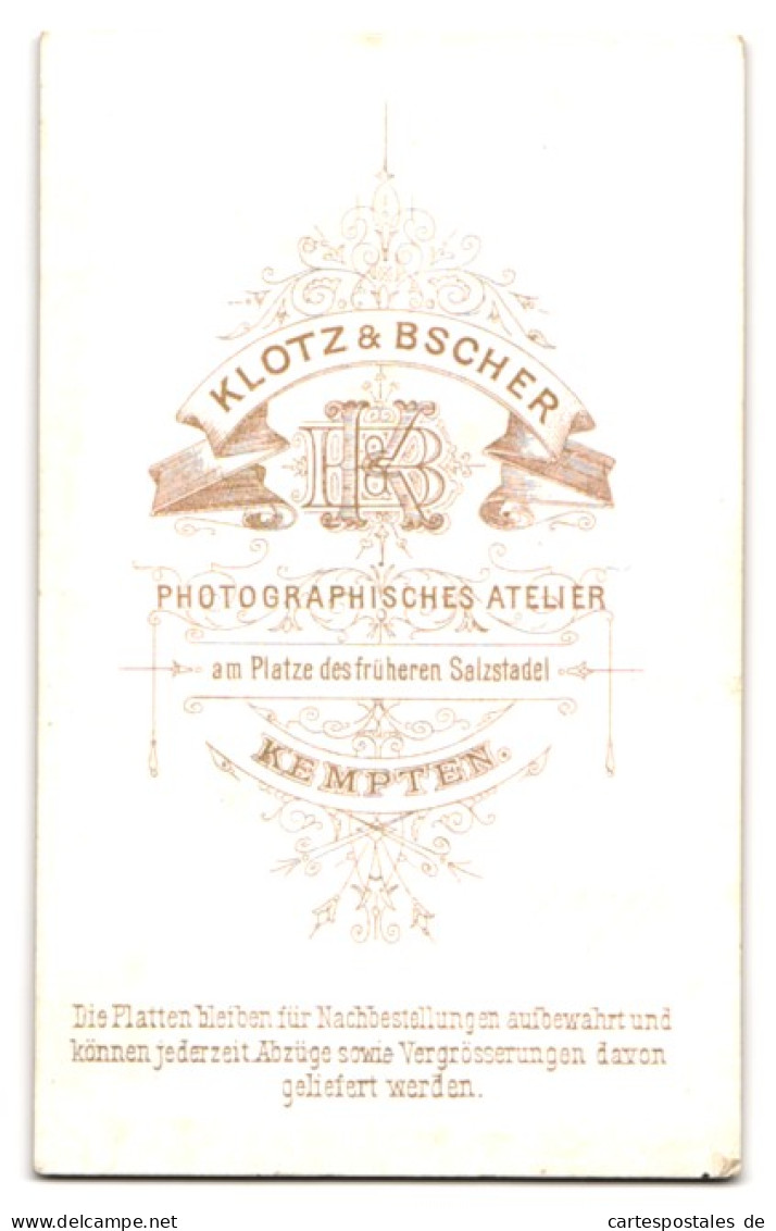 Fotografie Klotz & Bscher, Kempten, Am Platze Des Früheren Salzstadel, Portrait Kleines Mädchen Im Kleid Mit Kleinki  - Anonymous Persons