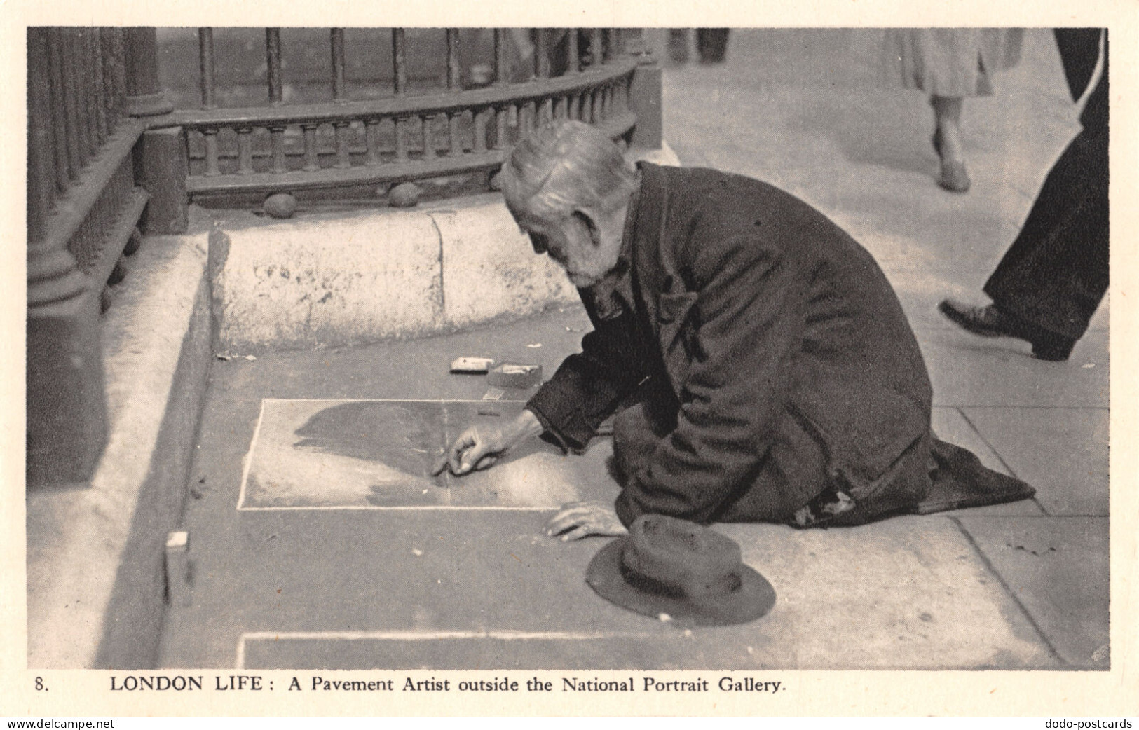 R296079 8. London Life. A Pavement Artist Outside The National Portrait Gallery. - Autres & Non Classés