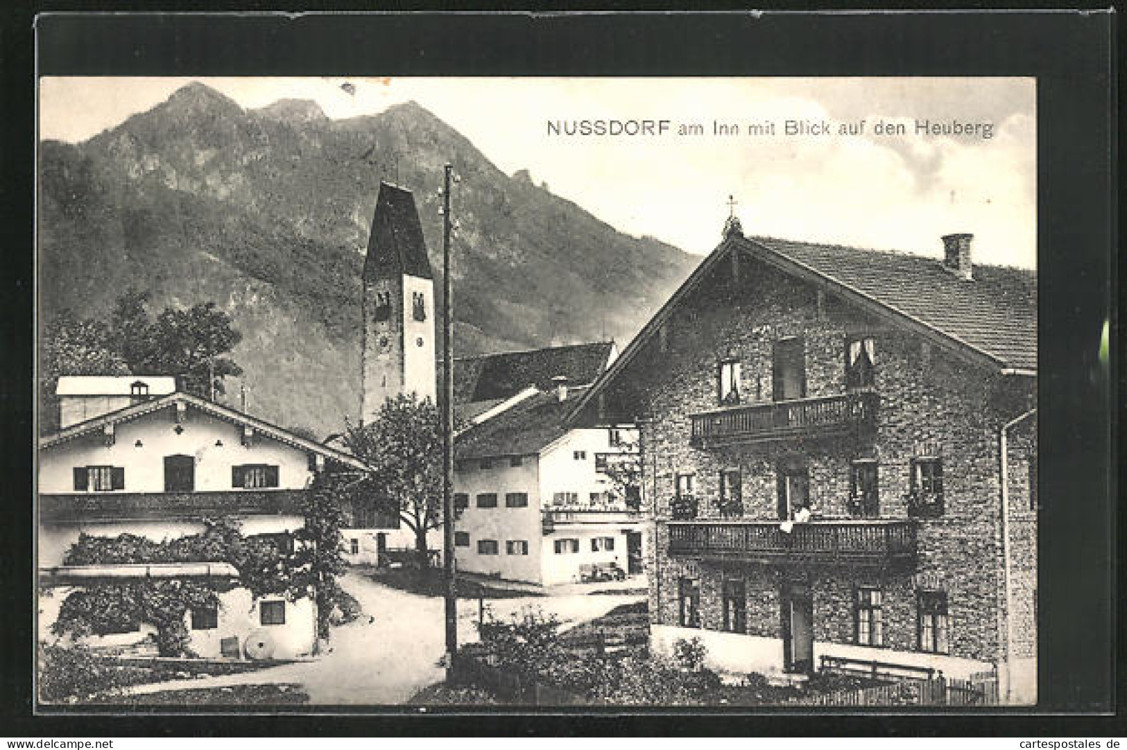 AK Nussdorf Am Inn, Strassenpartie Mit Kirche Und Blick Auf Den Heuberg  - Sonstige & Ohne Zuordnung