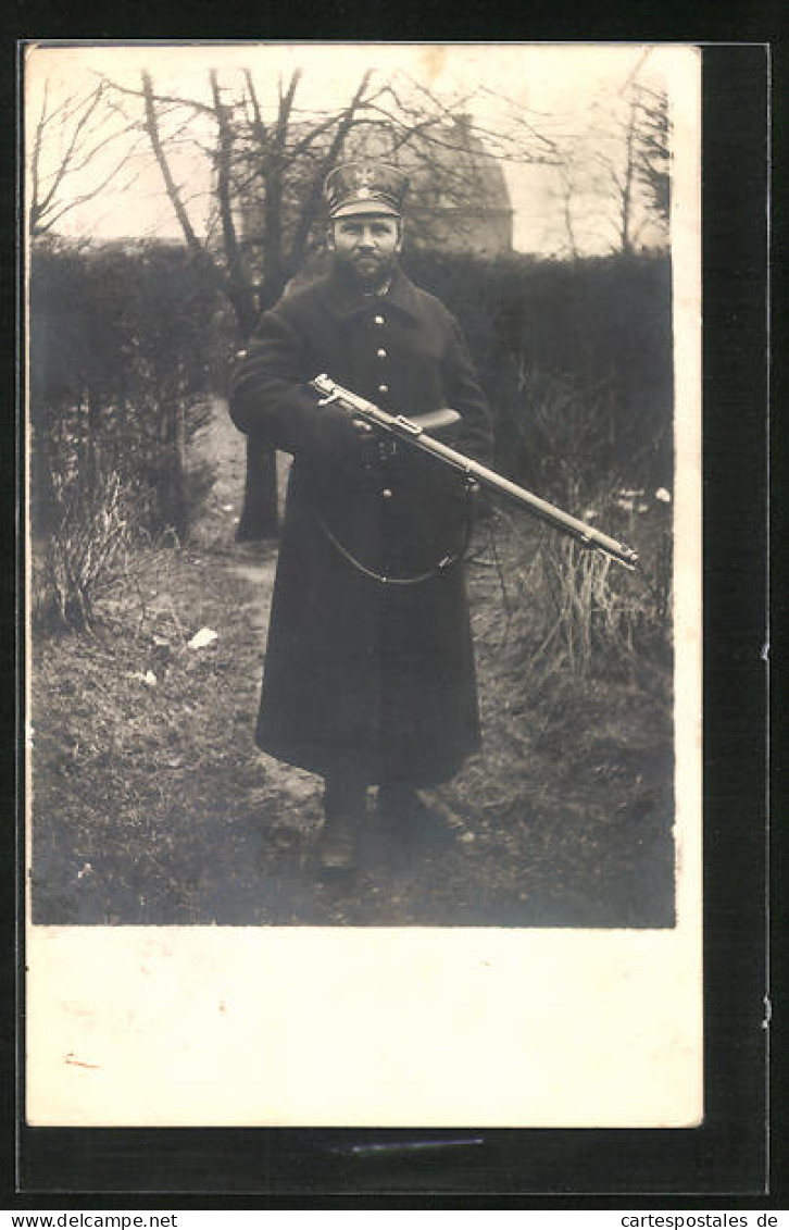 Foto-AK Soldat Im Uniformmantel Mit Schirmmütze Und Mit Gewehr, Uniformfoto  - Weltkrieg 1914-18