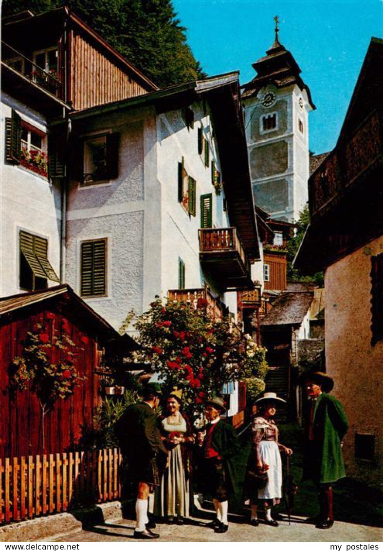 73945426 Hallstatt_Oberoesterreich_AT Gedeckte Stiege Altstadt Trachten - Autres & Non Classés