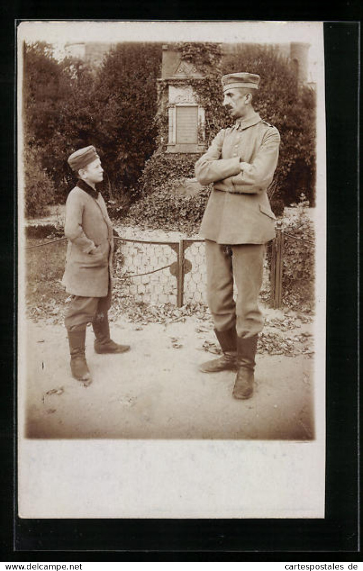 Foto-AK XXL Soldat Mit Jungen In Uniform, Kinder Kriegspropaganda  - Weltkrieg 1914-18