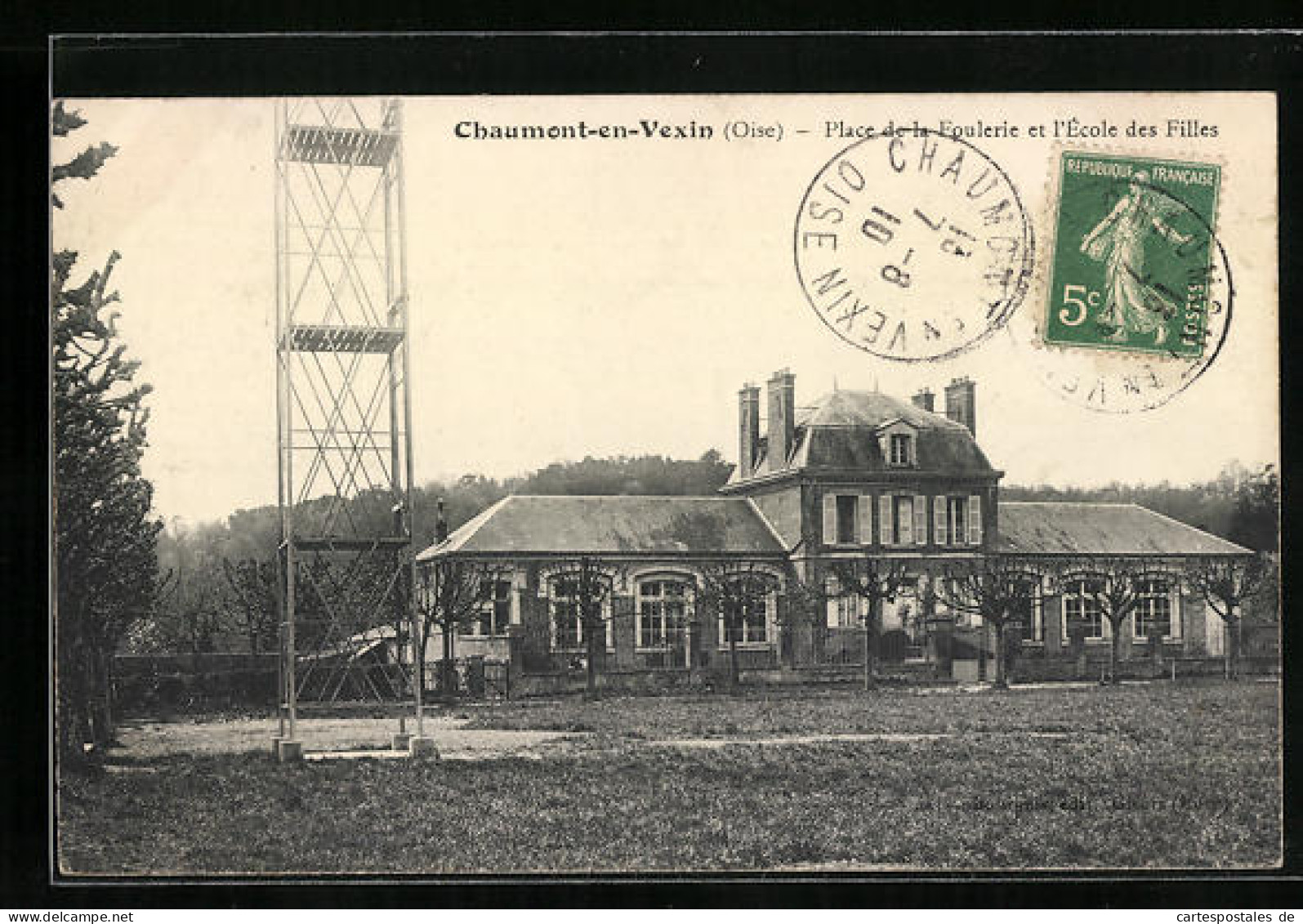 CPA Chaumont-en-Vexin, Place De La Foulerie Et L`Ecole Des Filles  - Chaumont En Vexin