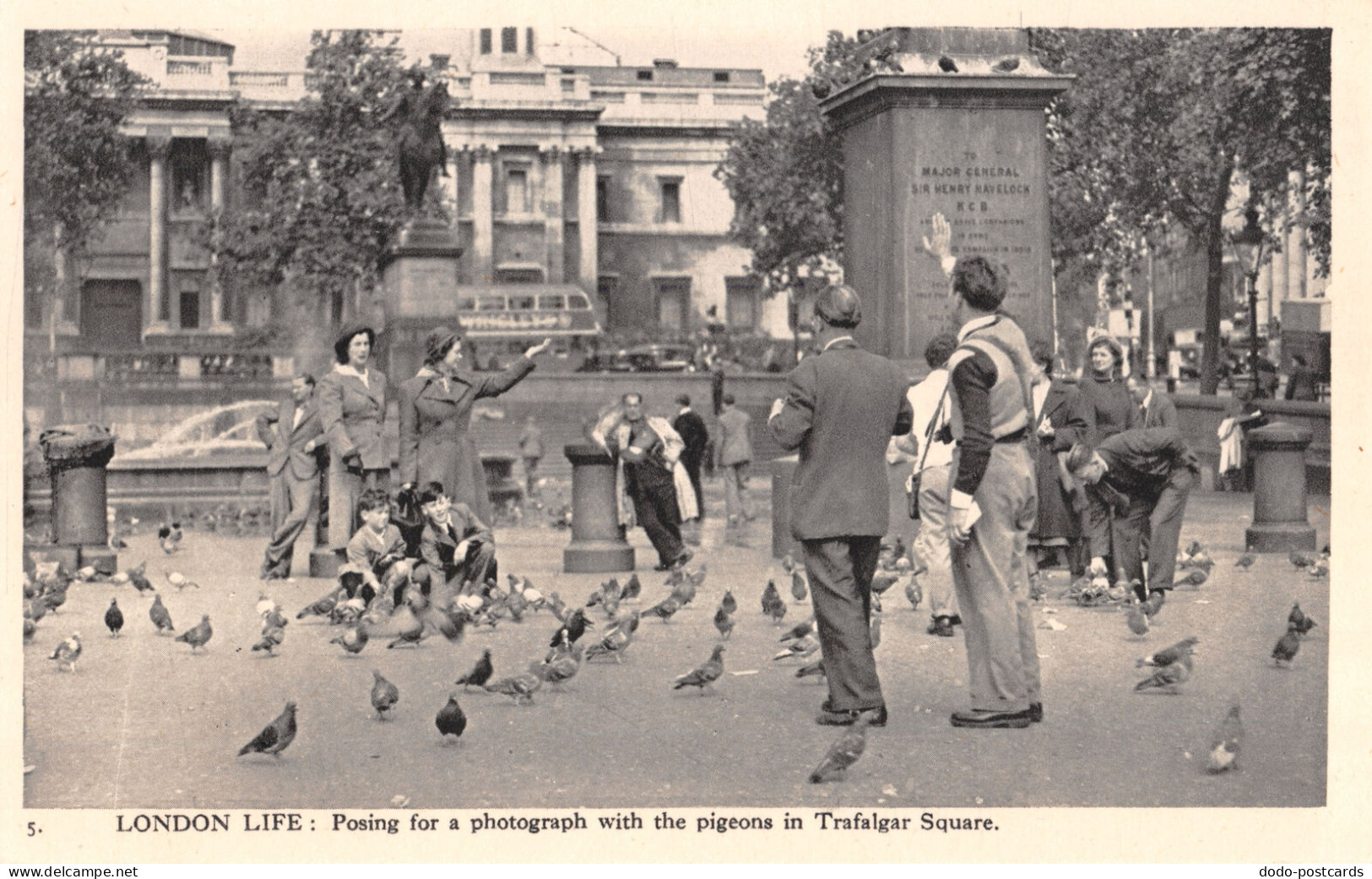 R296080 5. London Life. Posing For A Photograph With The Pigeons In Trafalgar Sq - Autres & Non Classés