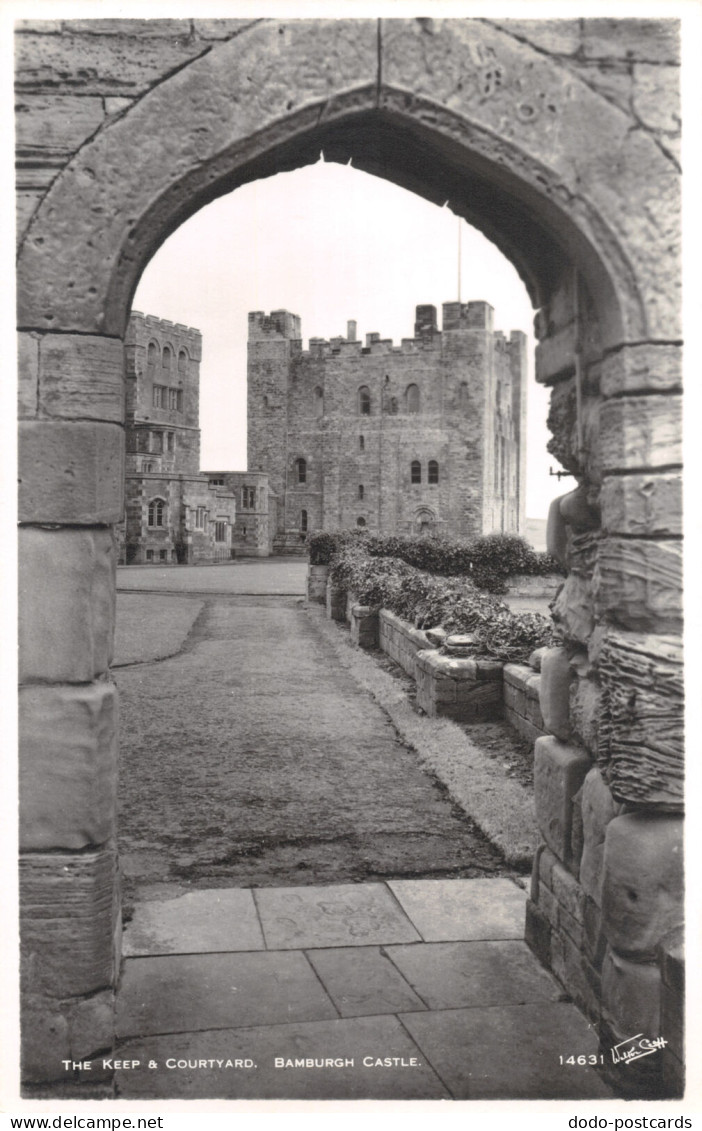 R299628 Bamburgh Castle. The Keep And Courtyard. Walter Scott. Real Photograph - Monde