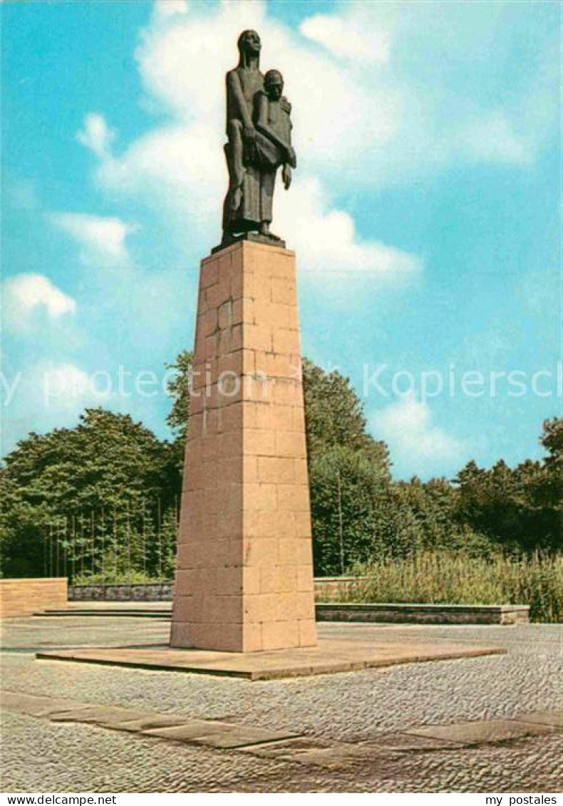 72872358 Ravensbrueck Nationale Mahn Und Gedenkstaette Monument Am See Mit Plast - Sonstige & Ohne Zuordnung