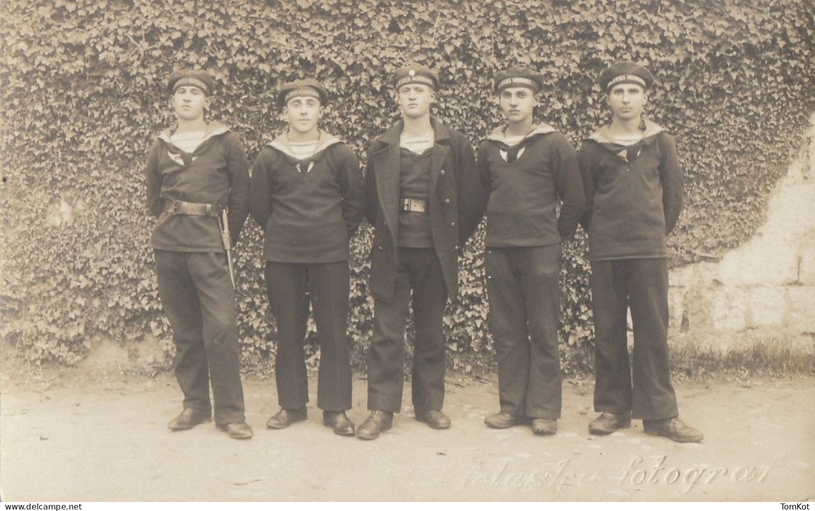 Kingdom Of SHS. Group Of Sailors With Daggers Posing Outside. - Guerra, Militares