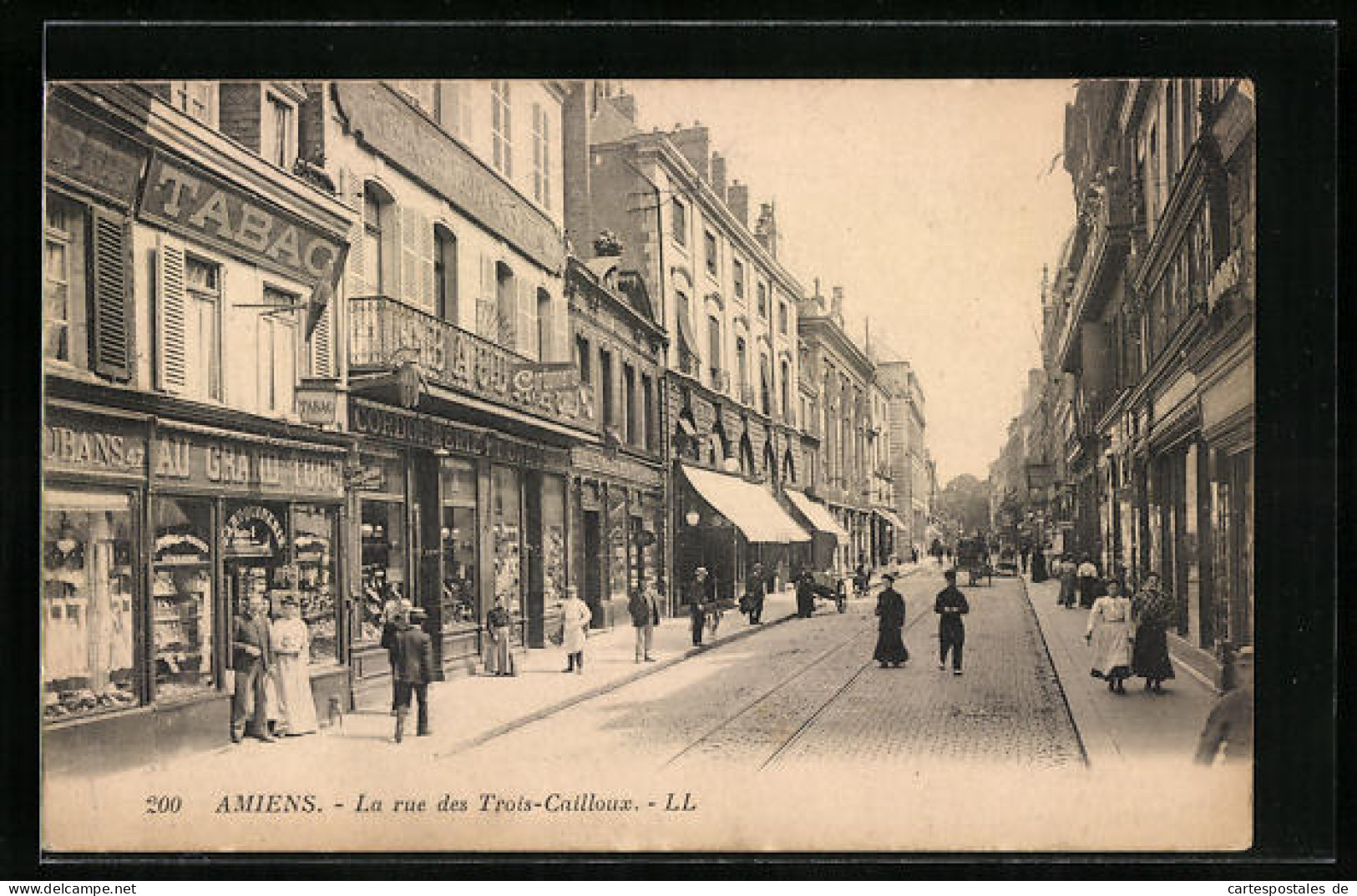 CPA Amiens, La Rue Des Trois-Cailloux, Vue De La Rue  - Amiens