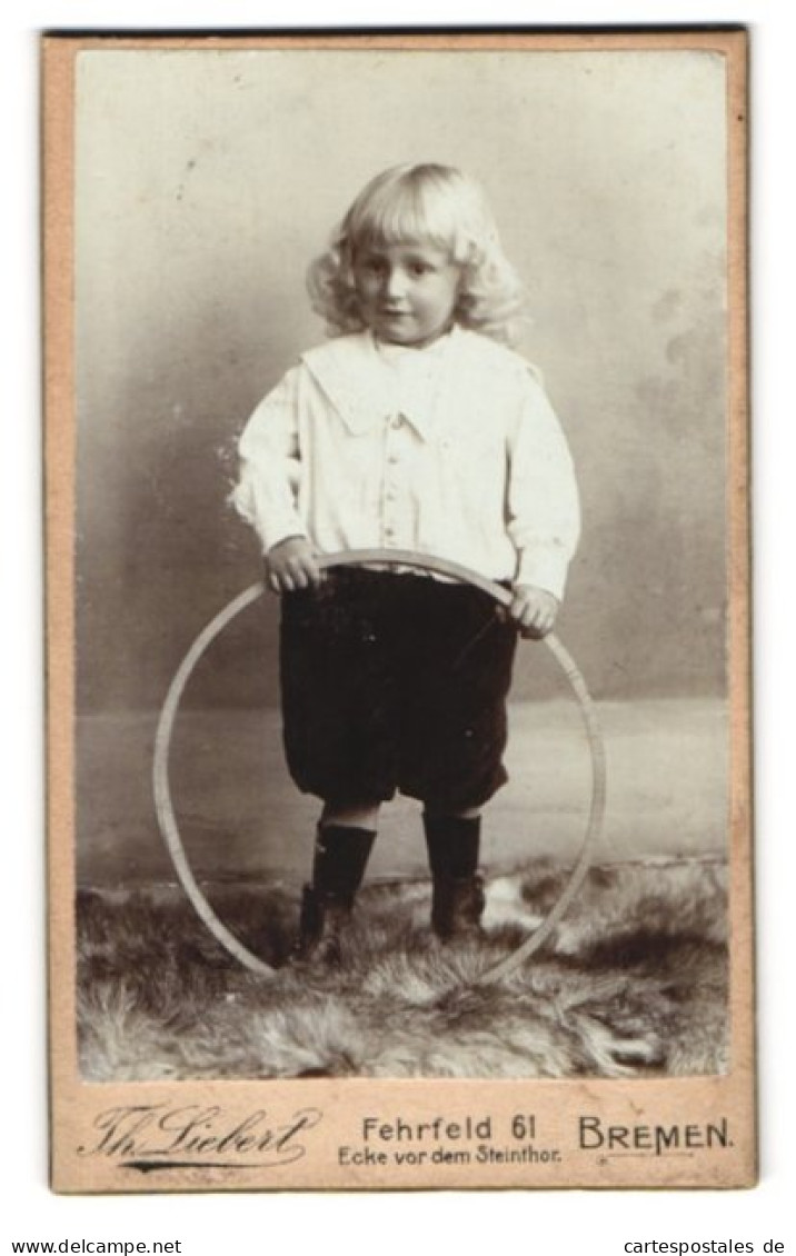 Fotografie Th. Liebert, Bremen, Fehrfeld 61, Modisch Gekleideter Junge Mit Reifen  - Personnes Anonymes
