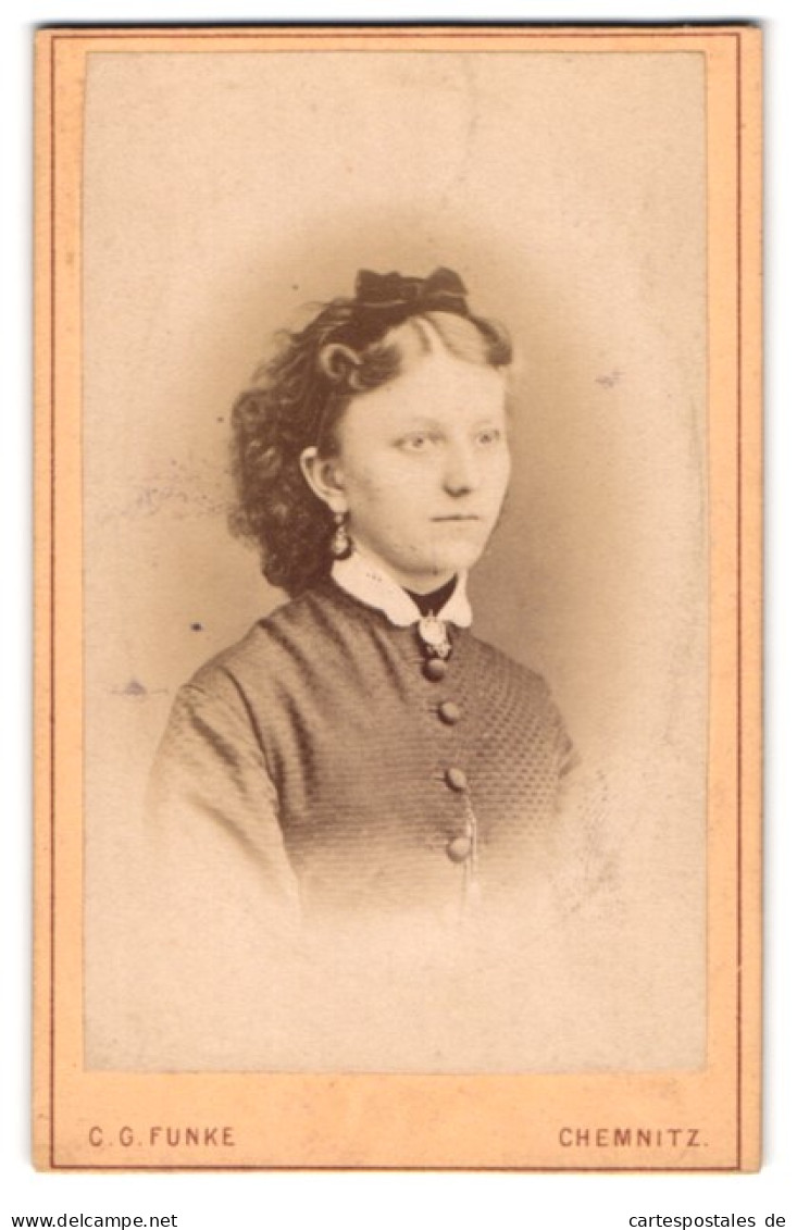 Fotografie C. G. Funke, Chemnitz, Wiesen-Str. 38, Junge Dame In Modischer Kleidung  - Anonyme Personen