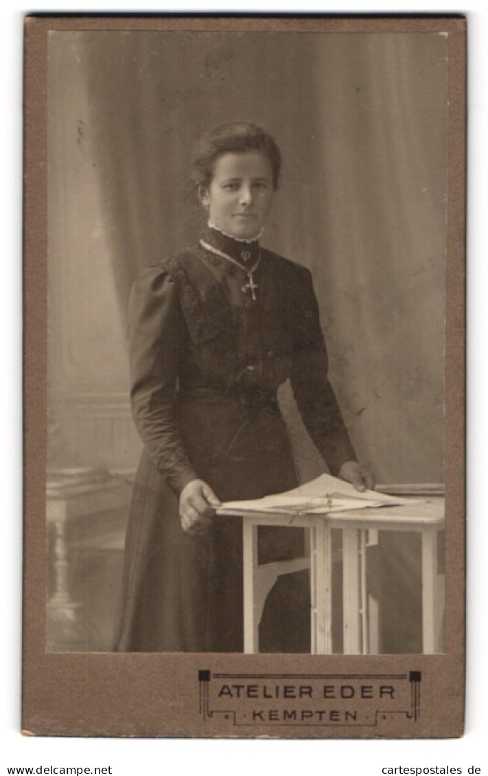 Fotografie Atelier Eder, Kempten, Junge Dame Im Kleid Mit Kreuzkette  - Anonymous Persons