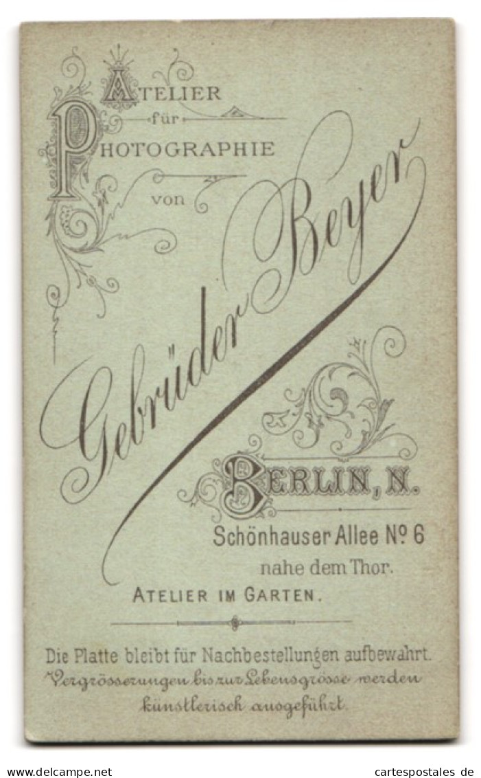 Fotografie Gebrüder Beyer, Berlin-N., Schönhauser Allee 6, Modisch Gekleidetes Kind Mit Peitsche  - Anonymous Persons