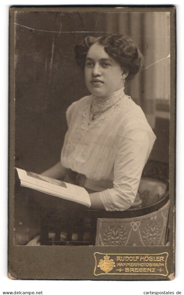 Fotografie Rudolf Högler, Bregenz, Junge Dame In Weisser Bluse Mit Zeitung  - Anonyme Personen