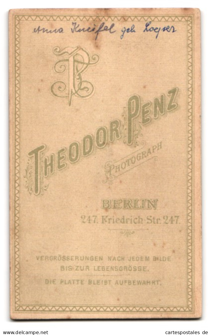 Fotografie Theodor Penz, Berlin, Friedrich-Str. 247, Junge Dame Im Kleid Mit Blume  - Anonyme Personen