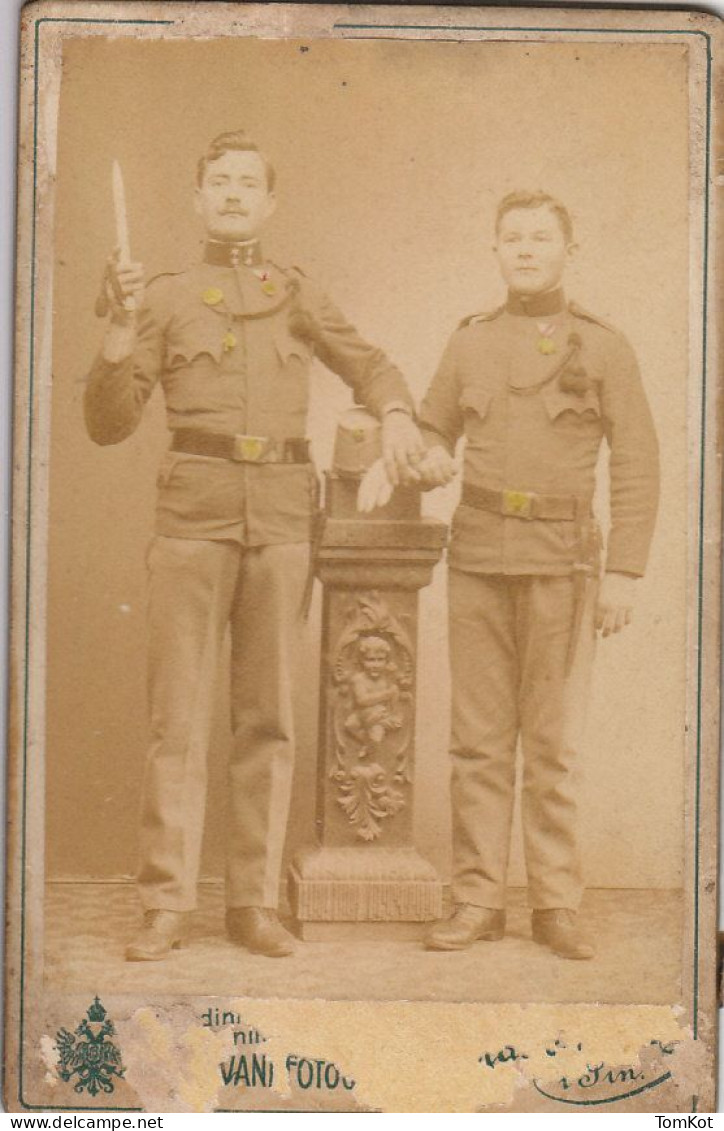 Old Cdv Dubrovnik KuK. Soldiers In Studio. One Posing With Pulled Out Dagger. - Guerre, Militaire