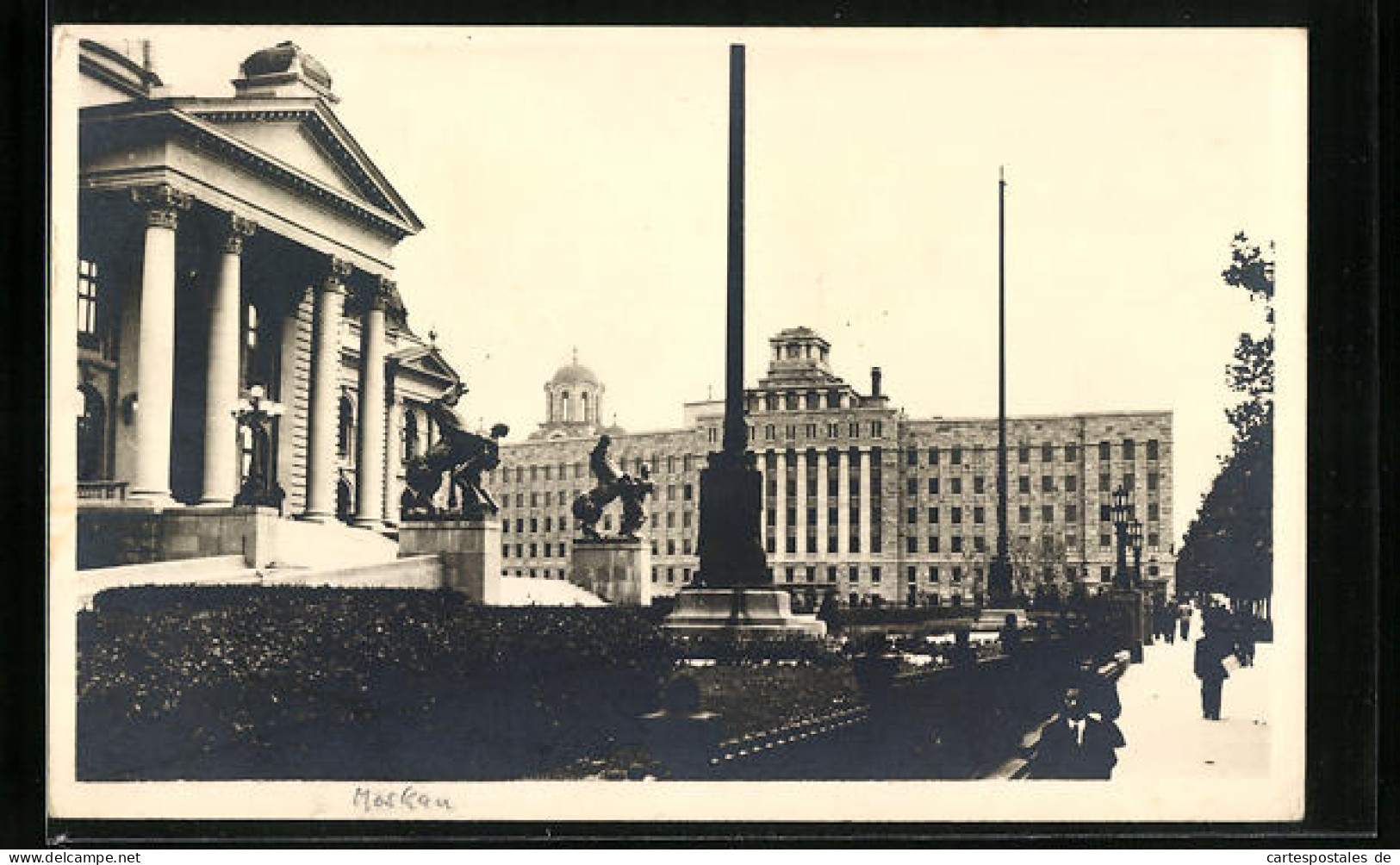 Foto-AK Moskau, Verwaltungsgebäude Mit Passanten  - Russie