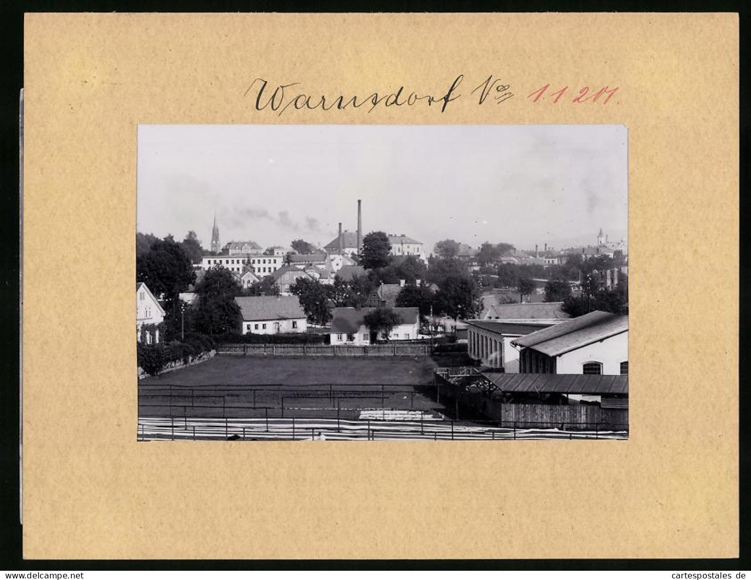 Fotografie Brück & Sohn Meissen, Ansicht Warnsdorf I. B., Ortsansicht Mit Den Schloten Der Fabrik  - Places