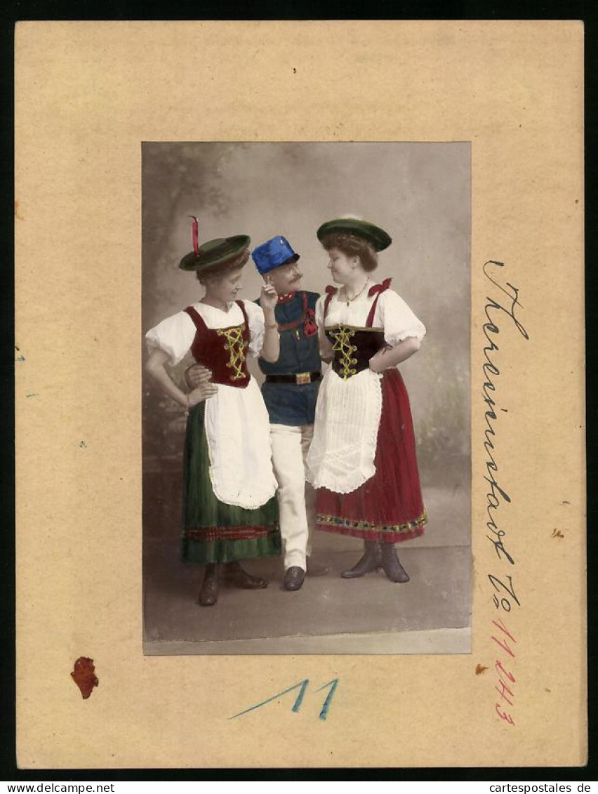 Fotografie Brück & Sohn Meissen, Ansicht Theresienstadt, Damen In Tracht Mit K.u.K. Soldat In Uniform, Hand Koloriert  - War, Military