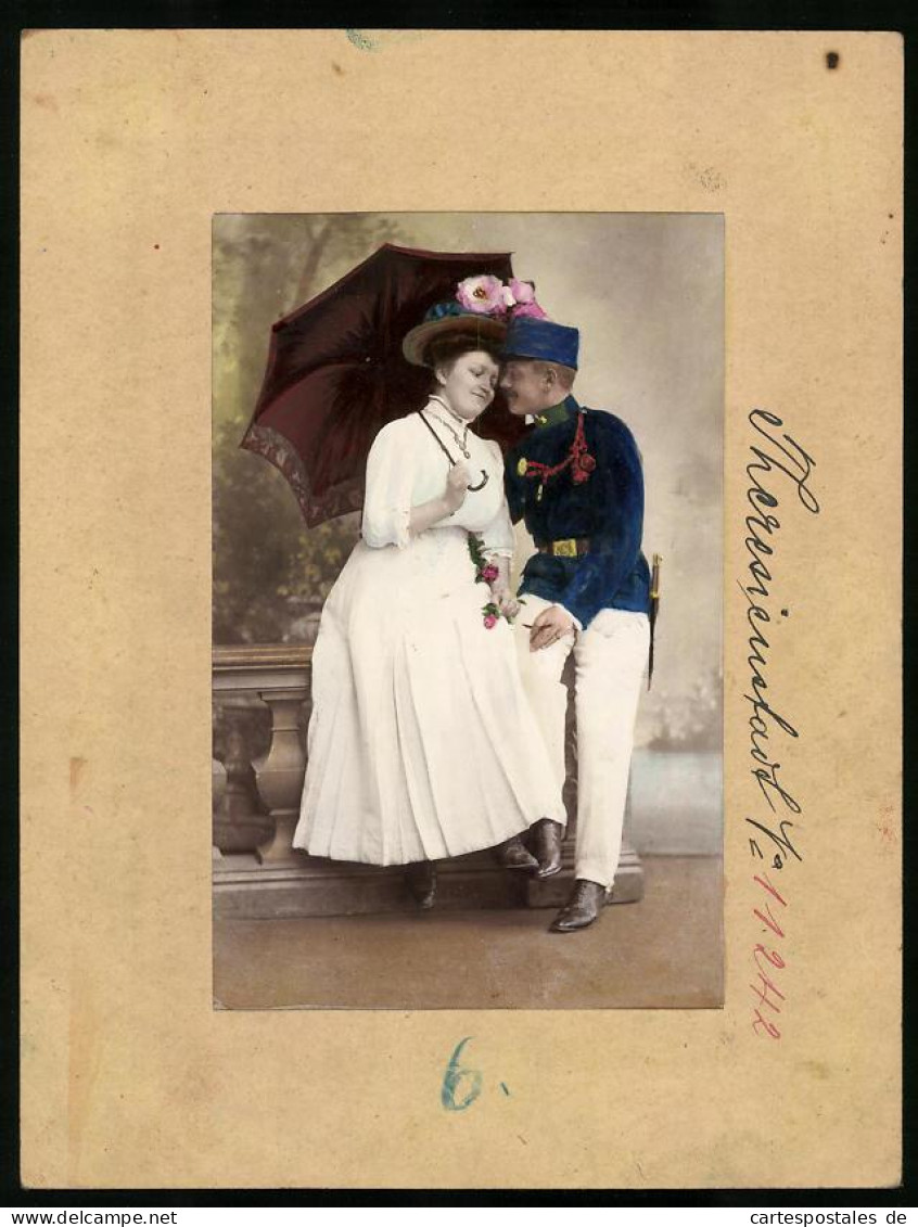 Fotografie Brück & Sohn Meissen, Ansicht Theresienstadt, K.u.K. Soldat Mit Seiner Frau Im Flirt, Hand Koloriert  - Guerra, Militares