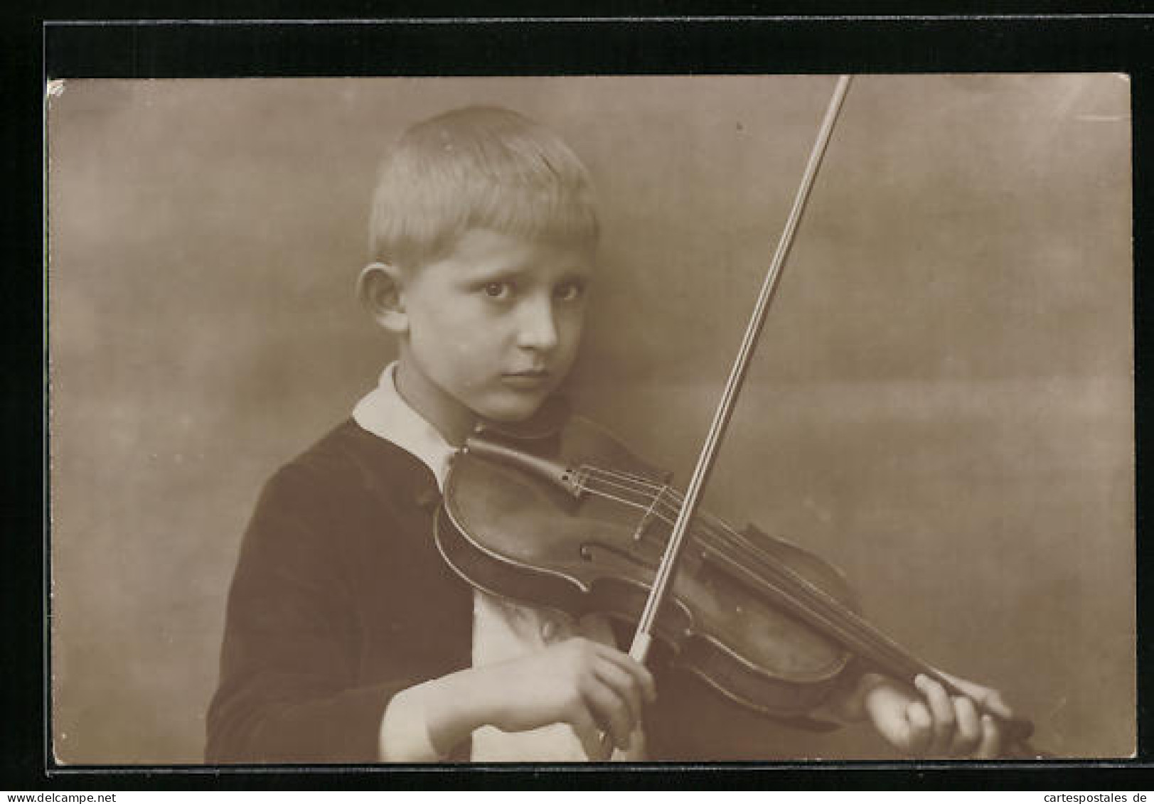 Foto-AK Kleiner Junge Mit Geige Im Anzug  - Musik Und Musikanten